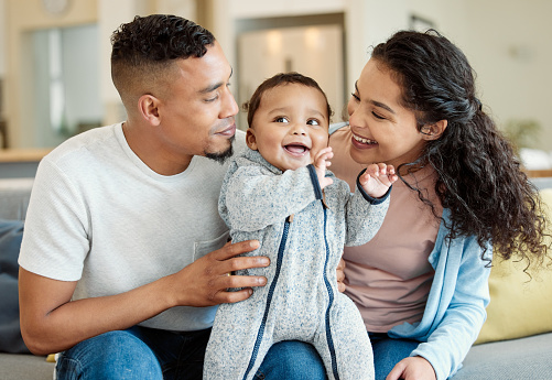 Foto de una joven familia que se une con su bebé en casa photo