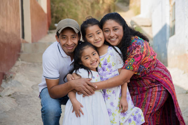 ritratto di una famiglia latina che si abbraccia nella zona rurale - felice famiglia ispanica nel villaggio - indian costume foto e immagini stock