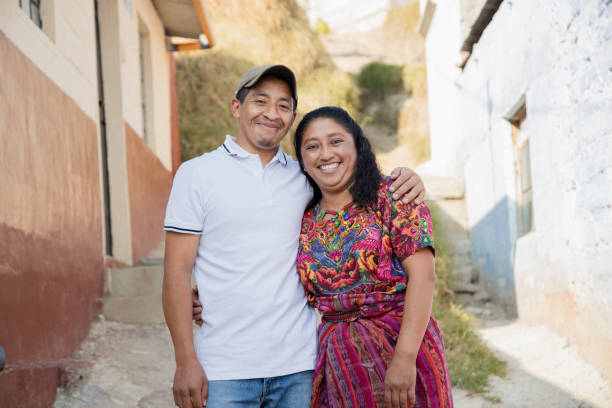 счастливая испаноязычная пара в деревне - гватемальская пара с типичным костюмом майя - guatemalan culture central america mother traditional culture стоковые фото и изображения