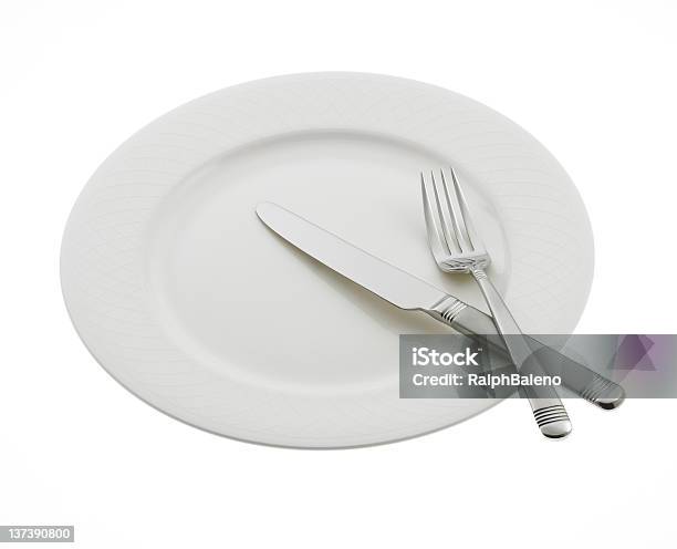 Cutelaria Flatware Cruzados Em Um Prato - Fotografias de stock e mais imagens de Aço Inoxidável - Aço Inoxidável, Branco, Faca - Talheres