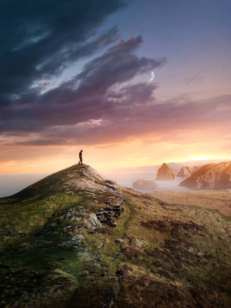 a hiking man reaching a summit at sunset - energia reativa imagens e fotografias de stock
