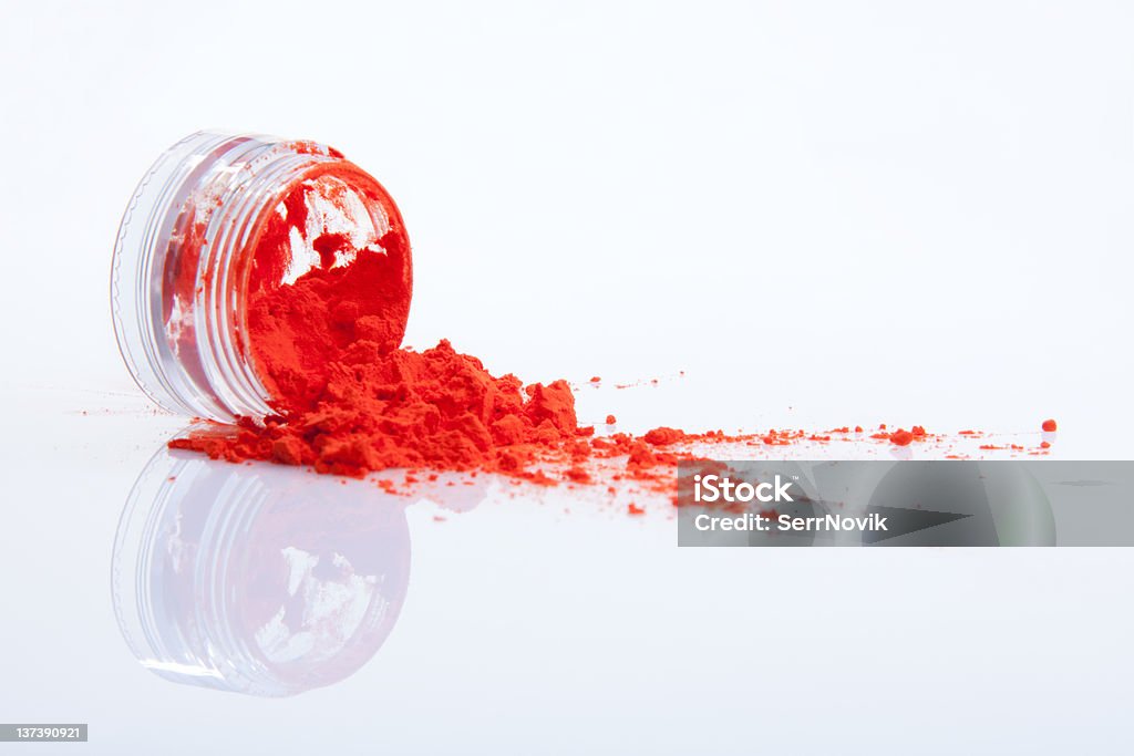 Vertido rojo polvo para maquillaje - Foto de stock de Polvo facial libre de derechos