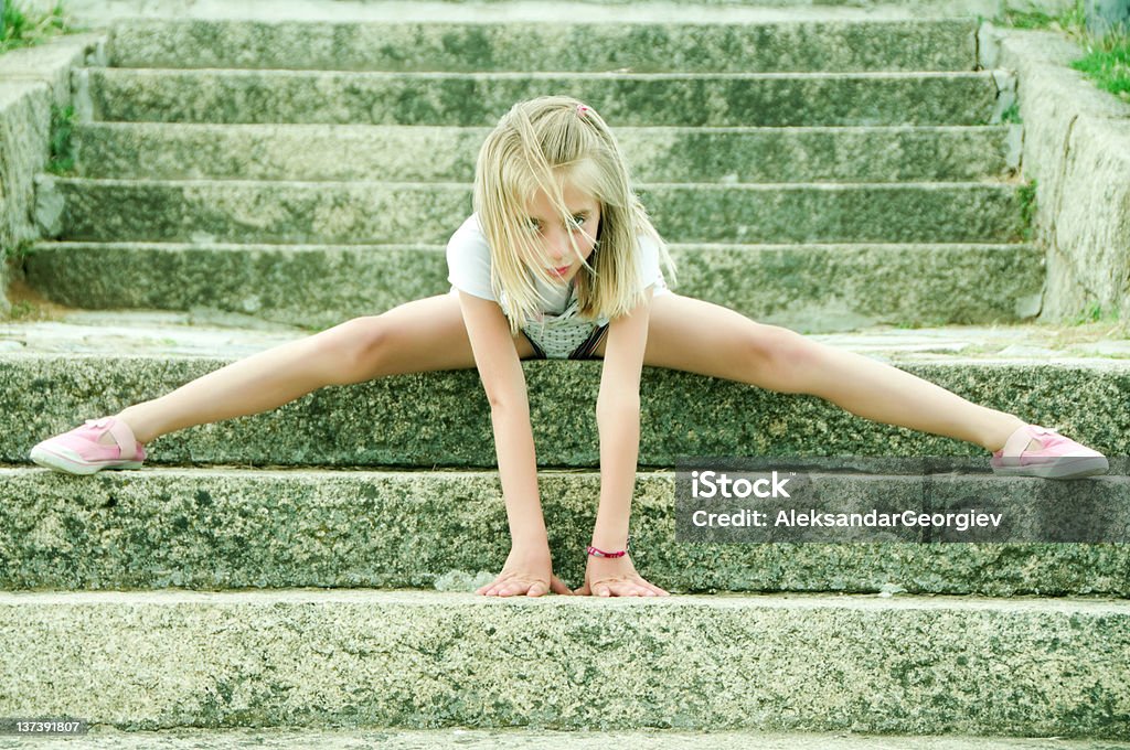 Niedliche kleine Mädchen tun, Gymnastik - Lizenzfrei Aktiver Lebensstil Stock-Foto