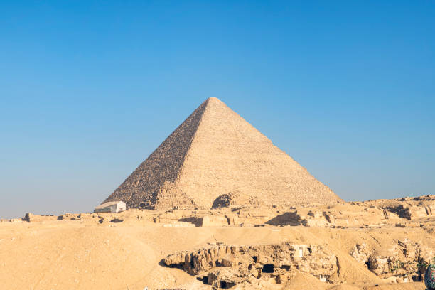 la grande pyramide de khéops au caire, en égypte. pyramides de khafra contre ciel bleu. - pyramid of chephren photos et images de collection