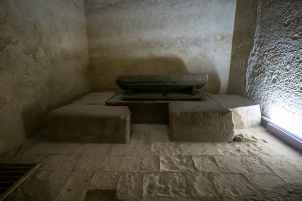 vista dell'antica cripta all'interno della seconda grande piramide di giza. il cairo, egitto. la tomba dei faraoni. - stone coffin foto e immagini stock