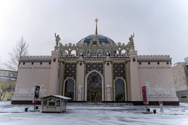 moscou, russie, 14.04.2021. pavillon d’exposition restauré kazakhstan avec un dôme de verre au vdnh. beau bâtiment dans le style d’un palais oriental - vdnh photos et images de collection