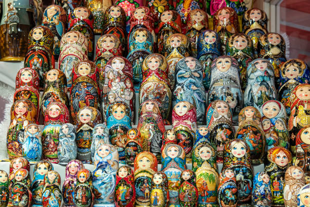 러시아에서 전통 네스팅 인형 이나 러시아 마트리오슈카 가장 인기 있는 기념품의 많은 - russian culture traditional culture souvenir folk music 뉴스 사진 이미지