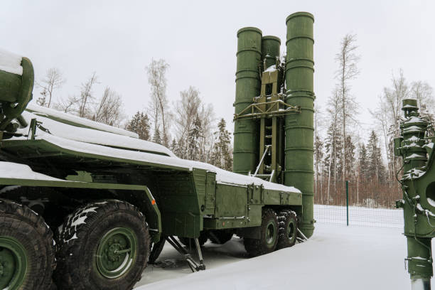 sistema de misiles antiaéreos. fuerzas armadas rusas. equipo militar pesado ruso en una base militar en el bosque. preparación para el lanzamiento de cohetes - misil tierra aire fotografías e imágenes de stock