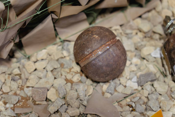 primo piano di una granata arrugginita a terra. granata a frammentazione - exploding mining bomb mine foto e immagini stock