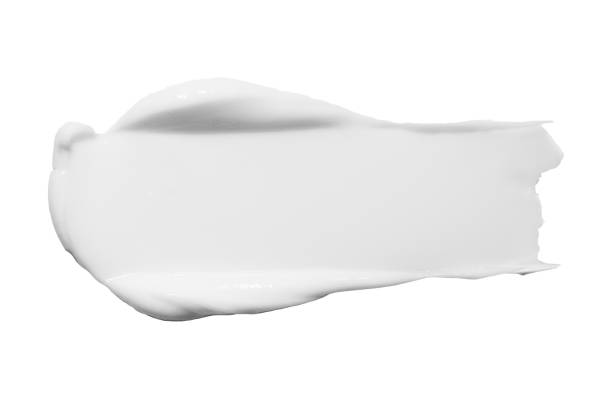 白で分離された保湿ボディクリームスキンケアのスミア - クリーム ストックフォトと画像