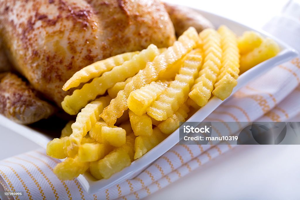 Papas fritas con pollo asado - Foto de stock de Alimento libre de derechos