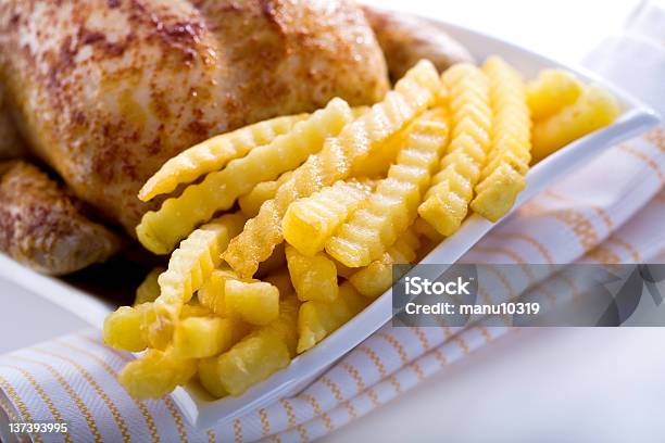 Papas Fritas Con Pollo Asado Foto de stock y más banco de imágenes de Alimento - Alimento, Alimentos cocinados, Asado - Alimento cocinado