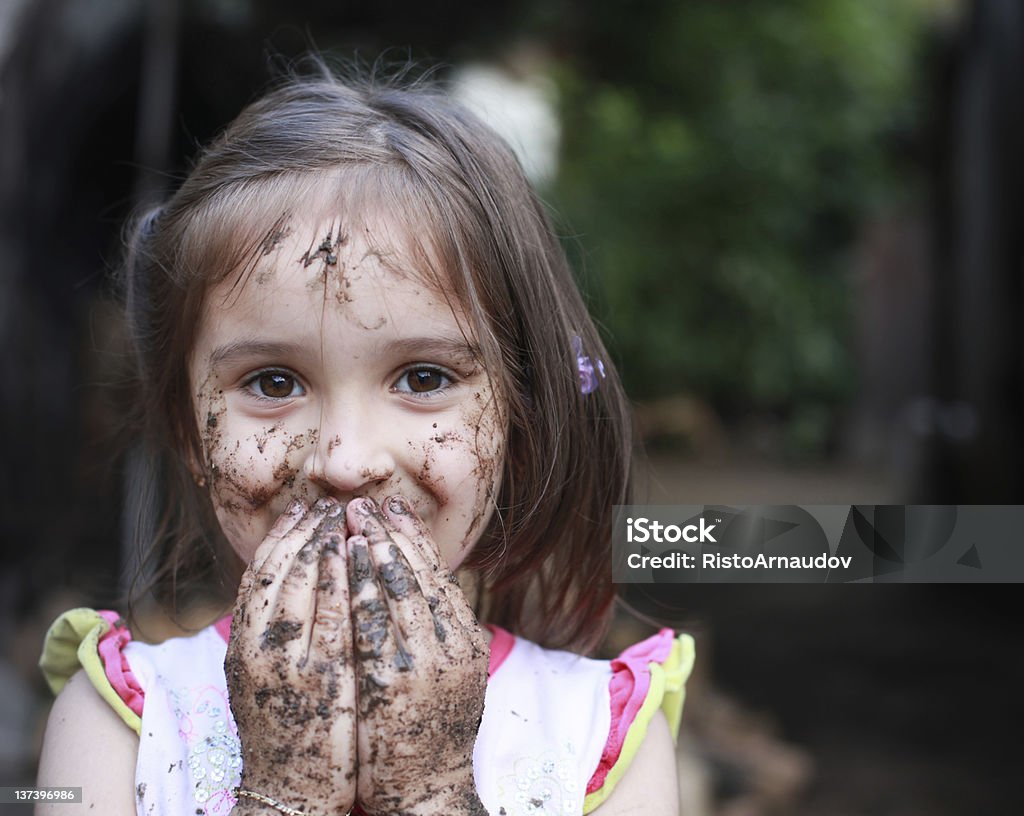 泥の少女 - 子供のロイヤリティフリーストックフォト
