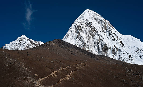 pumo ri kala patthar cimeira himalaias - mt pumori imagens e fotografias de stock