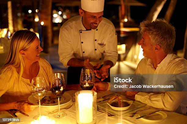 Felicitações Ao Chefe De Cozinha - Fotografias de stock e mais imagens de Chefe de Cozinha - Chefe de Cozinha, Mesa - Mobília, Mesa para Dois