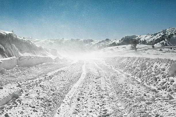 górska droga z śniegu - southern manitoba zdjęcia i obrazy z banku zdjęć
