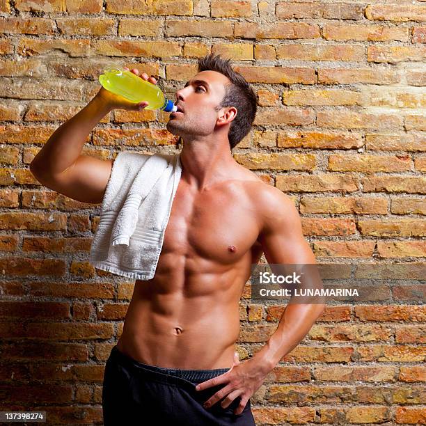 근육 모양 남자 At 운동시설 느긋함 술마시기 30-34세에 대한 스톡 사진 및 기타 이미지 - 30-34세, 30-39세, 갈색