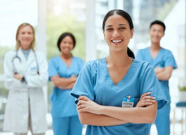 病院で一緒に立っている医療従事者のグループのショット - healthcare worker doctor healthcare and medicine women ストックフォトと画像