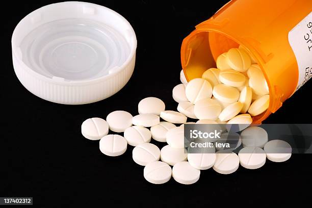 Flacone Di Farmaco - Fotografie stock e altre immagini di Accudire - Accudire, Antibiotico, Antidolorifico