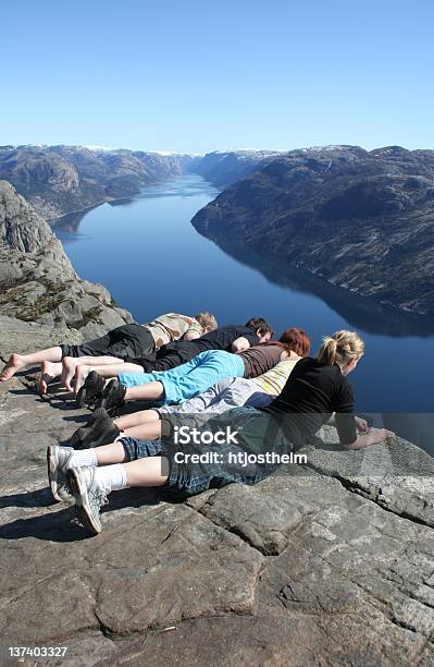 Foto de Pessoas Olhando Para Baixo Na Rocha Do Púlpito e mais fotos de stock de Deitar - Deitar, Longa Caminhada, Noruega