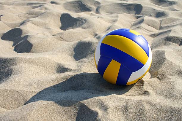 volleyball im sand - volleyball spielball stock-fotos und bilder