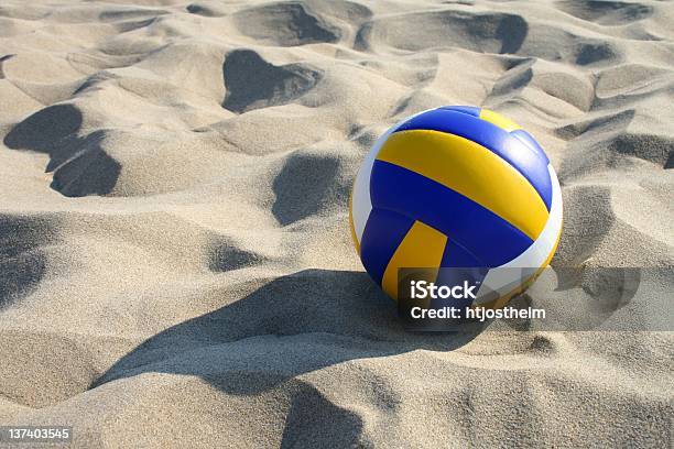 Voleibol Na Areia - Fotografias de stock e mais imagens de Voleibol - Bola - Voleibol - Bola, Voleibol - Desporto de Equipa, Areia