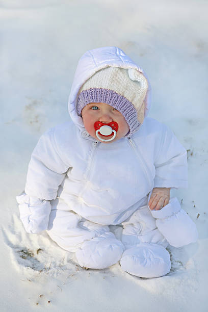 bebé en la primera nieve - mejillas enrojecidas fotografías e imágenes de stock