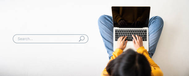 vista superior de las mujeres utilizan la computadora portátil para encontrar lo que les interesa. búsqueda de datos de información sobre el concepto de redes de internet - en búsqueda fotografías e imágenes de stock