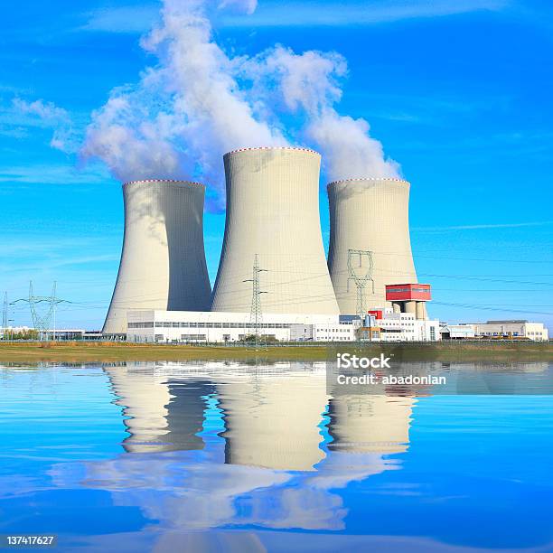 Planta De Energía Nuclear Foto de stock y más banco de imágenes de Agua - Agua, Agua estancada, Aire libre