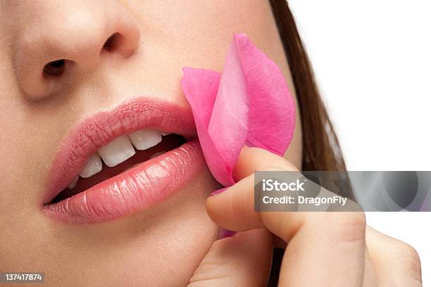 Foto de Feminino Lábios Com De Pétalas De Rosas e mais fotos de stock de Adulto - Adulto, Aspecto da Epiderme, Beleza