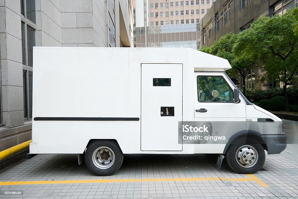 Blanco acorazado coches Van que estacione en la entrada del hotel, el centro de la ciudad de Shanghai, China - Foto de stock de Camión blindado libre de derechos