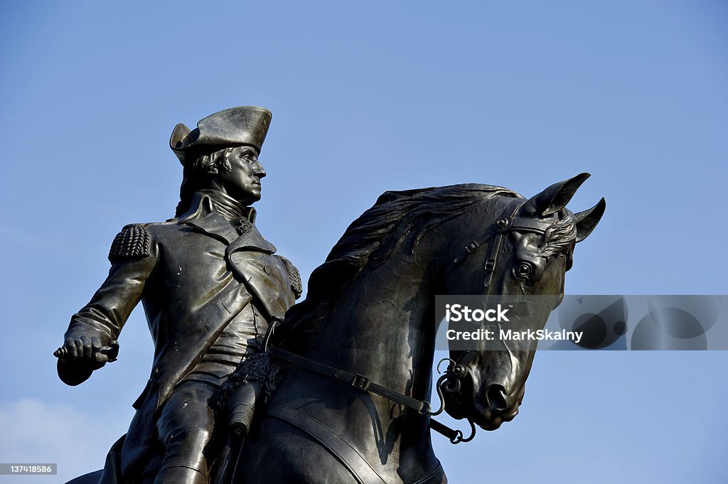 Primer plano de George Washington estatua contra el cielo azul - Foto de stock de George Washington libre de derechos