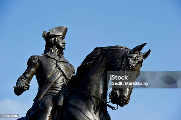 クローズアップのジョージワシントン像をブルースカイ - ジョージ・ワシントンのストックフォトや画像を多数ご用意 - ジョージ・ワシントン, 像, マサチューセッツ州 ボストン