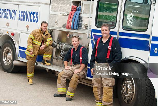 Firefighters - Fotografias de stock e mais imagens de Acidentes e Desastres - Acidentes e Desastres, Adulto, Amarelo