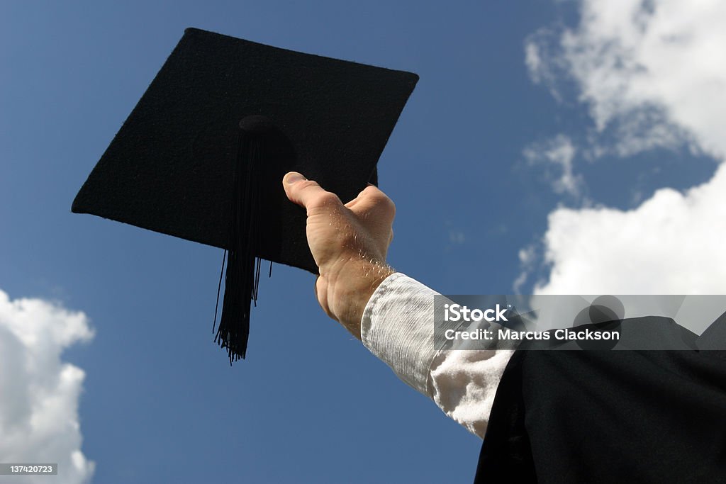 Sacudir el mortero tradicional de graduación de - Foto de stock de Aprender libre de derechos