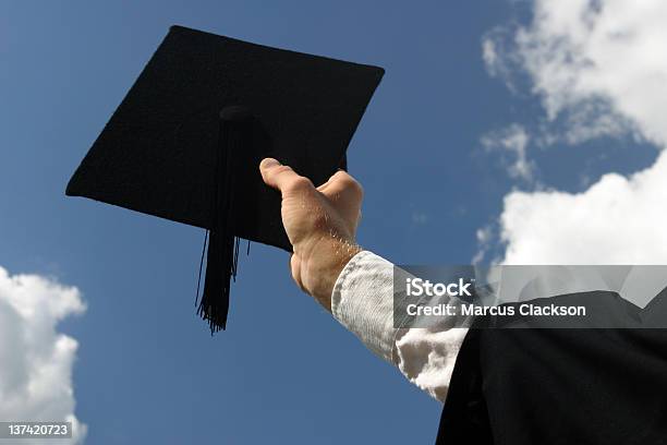 Sacudir El Mortero Tradicional De Graduación De Foto de stock y más banco de imágenes de Aprender - Aprender, Universidad, Adolescencia