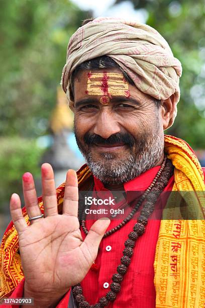 Indian Sadhu Le Foto de stock y más banco de imágenes de 30-39 años - 30-39 años, Adulto, Adulto de mediana edad