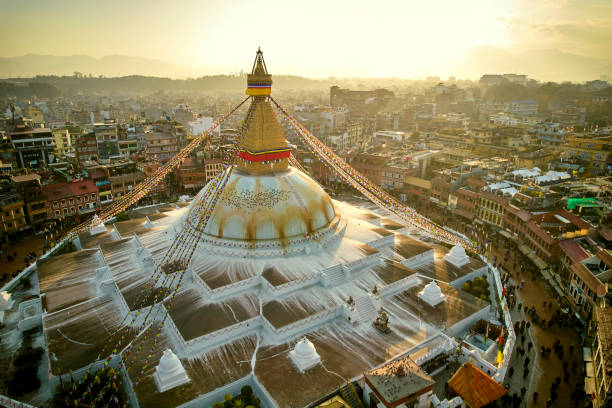 augen buddhas und gebetsfahnen auf bodnath stupa, kathmandu - bodnath stupa stock-fotos und bilder