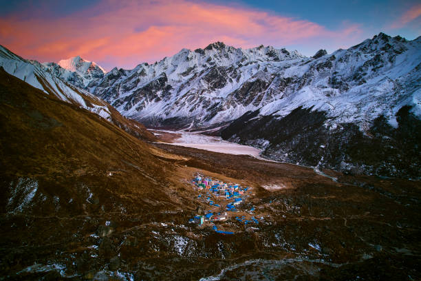 vila langtang e himalaia ao pôr do sol, província de bagmati - himalayas mountain aerial view mountain peak - fotografias e filmes do acervo