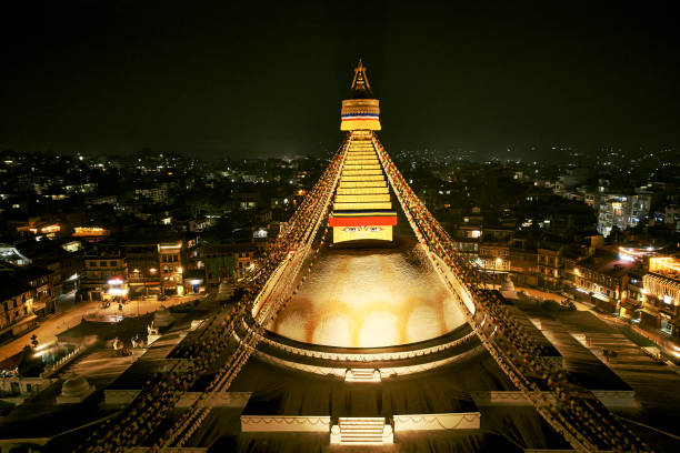 bodnath stupa und kathmandu bei nacht - bodnath stupa stock-fotos und bilder