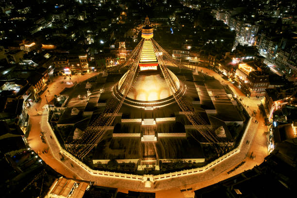 vue à angle élevé du stupa illuminé de bodnath, népal - bodnath stupa photos et images de collection