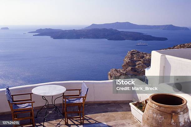 Vista Di Santorini - Fotografie stock e altre immagini di Ambientazione esterna - Ambientazione esterna, Ambientazione tranquilla, Architettura