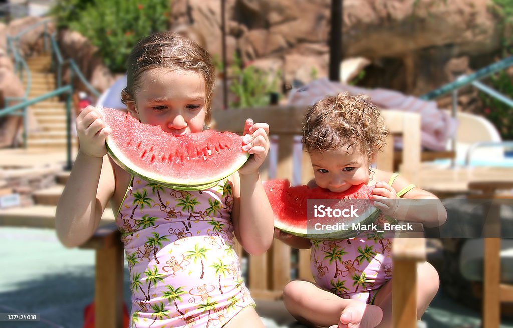 Niñas en sandía (Watermelon stomach - Foto de stock de 12-17 meses libre de derechos