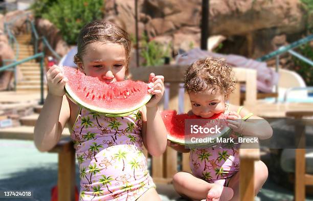 Anguria Ragazze - Fotografie stock e altre immagini di 12-17 mesi - 12-17 mesi, Alimentazione sana, Anguria