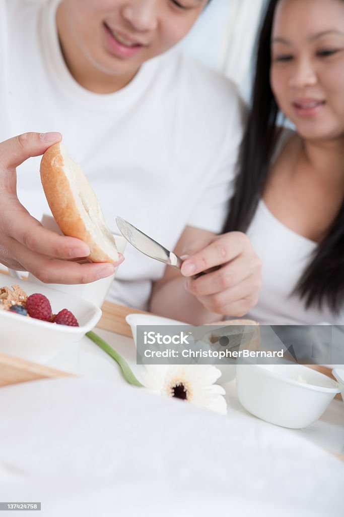 Asiatische junge Paar Essen Frühstück im Bett - Lizenzfrei Butter Stock-Foto