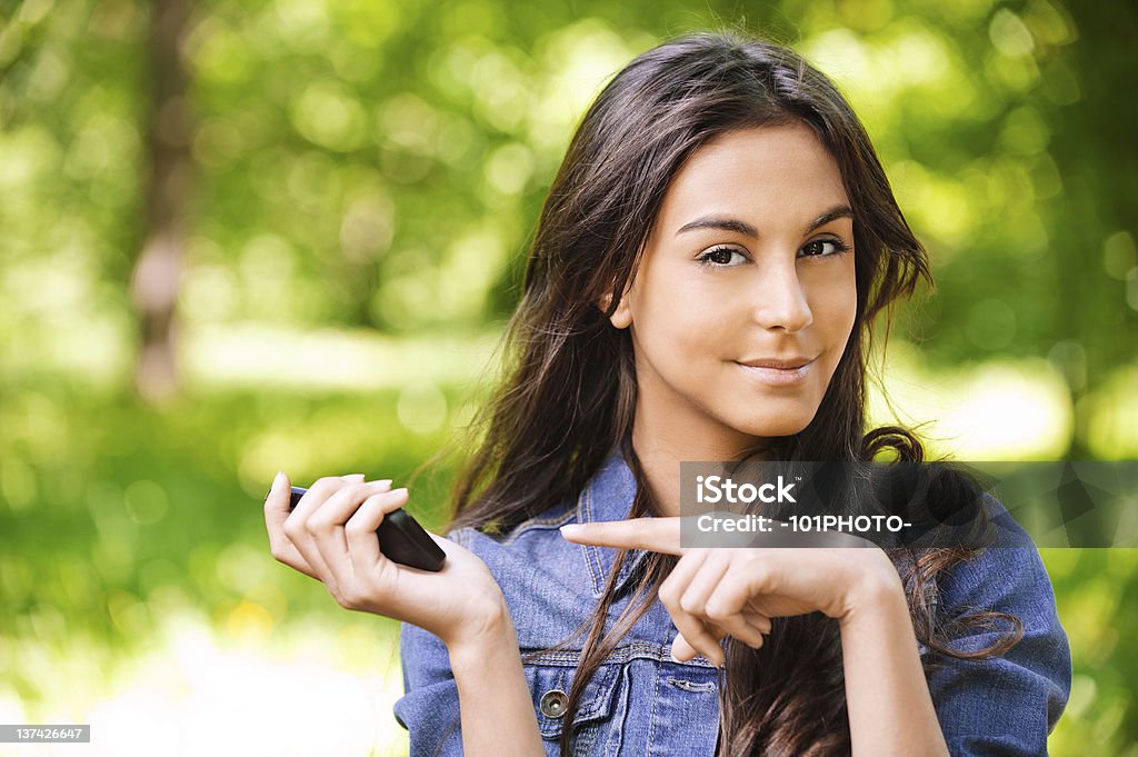 Retrato da bela jovem de pêlo comprido mulher com Telefone Móvel - Royalty-free A usar um telefone Foto de stock