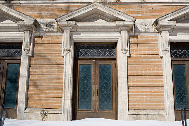 Antiga Igreja de tijolos entrada de neve - foto de acervo