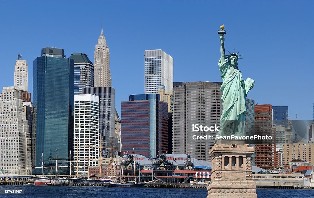 Estátua da Liberdade e da cidade de Nova York - Foto de stock de Arquitetura royalty-free