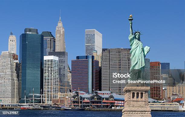 Foto de Estátua Da Liberdade E Da Cidade De Nova York e mais fotos de stock de Arquitetura - Arquitetura, Arranjar, Baía