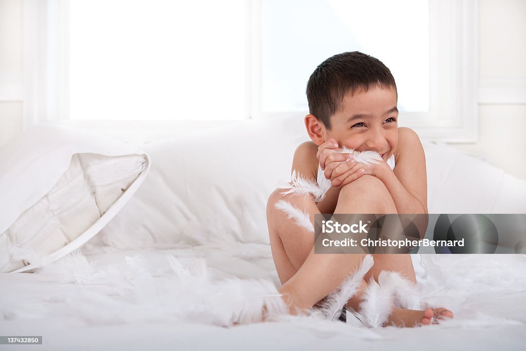 Sorridente Menino brincando com penas no - Foto de stock de 6-7 Anos royalty-free